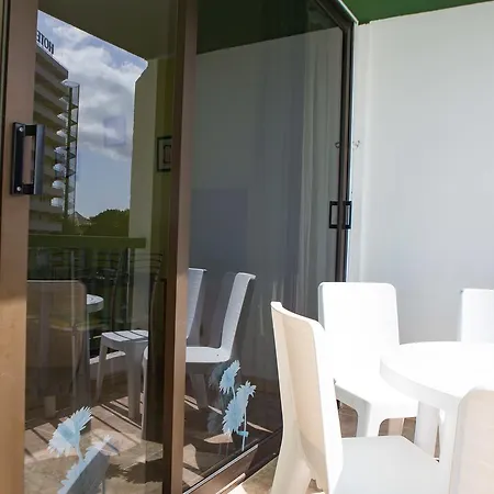 Cozy With Sea View La 104 Апартаменты *